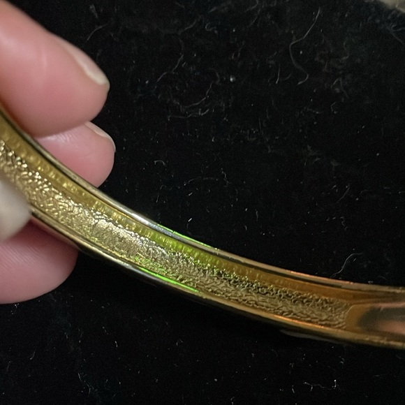 Vintagee gold-tone enamel bangel bracelet - Picture 4 of 6